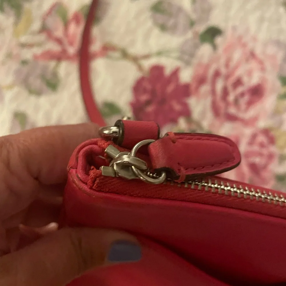 COACH Leather Crossbody Bag. Hot Pink. Excellent condition. - Picture 4 of 13